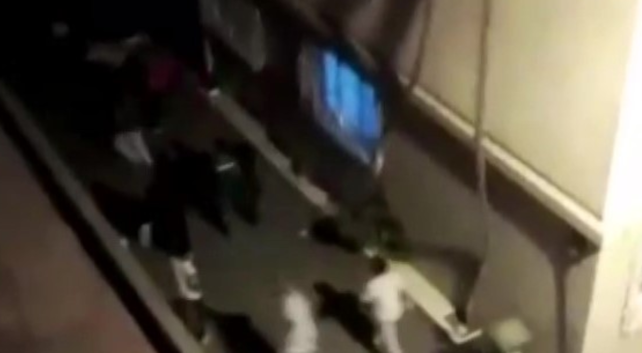 Sesten dolayı kavga çıktı! Ortalık savaş alanına döndü